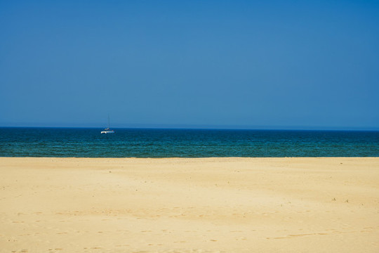 夏日煙臺(tái)金沙灘藍(lán)天碧海金沙