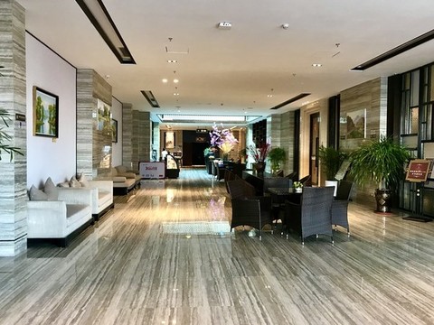 閑步廳堂醉流光
