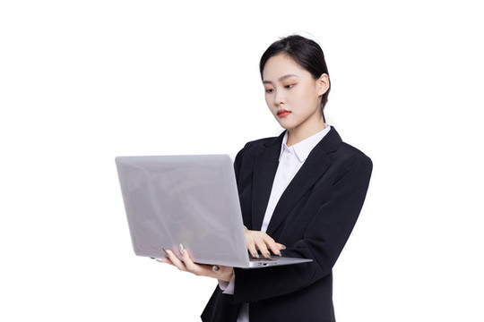商务女性手持笔记本电脑办公