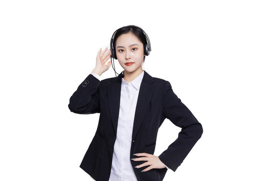 亞洲女客服戴著耳麥打電話