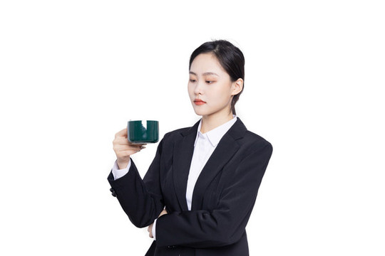 手持茶杯的美麗商務(wù)女性