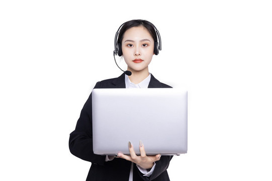 女性客服戴著耳麥手持電腦