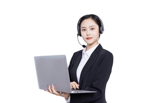 女性客服戴著耳麥?zhǔn)殖蛛娔X