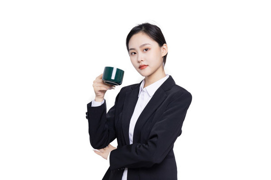 手持茶杯的美麗商務(wù)女性