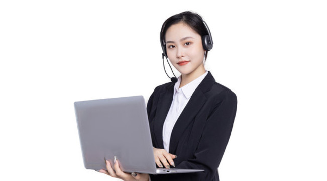 女性客服戴著耳麥?zhǔn)殖蛛娔X
