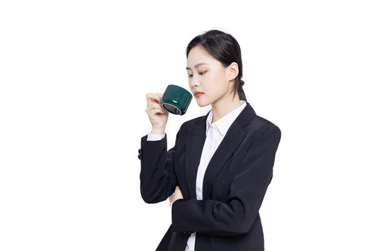 手持茶杯的美麗商務(wù)女性