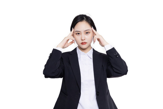 白色背景下穿西裝的商務女性