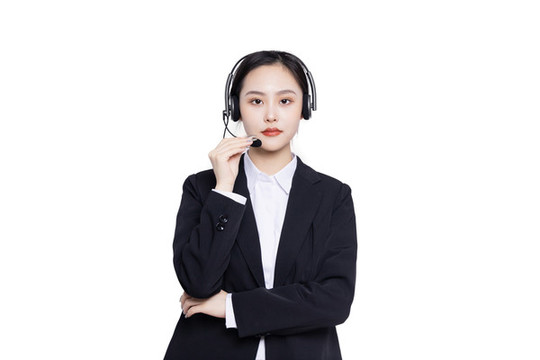 亞洲女客服戴著耳麥打電話