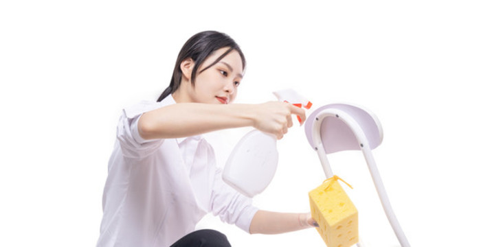 白色背景下女性打掃衛(wèi)生