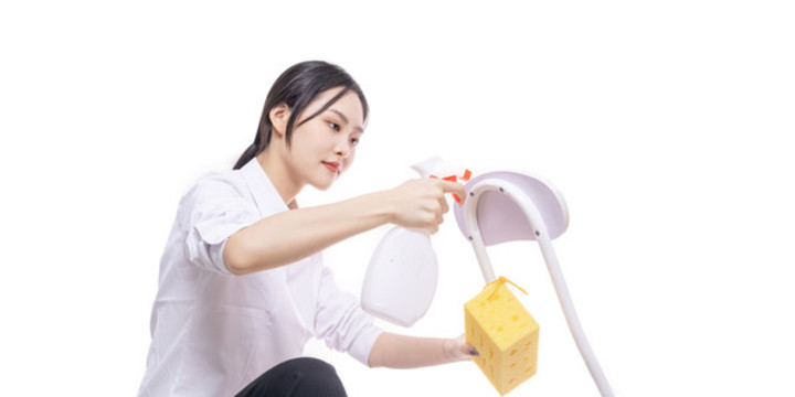白色背景下女性打掃衛(wèi)生