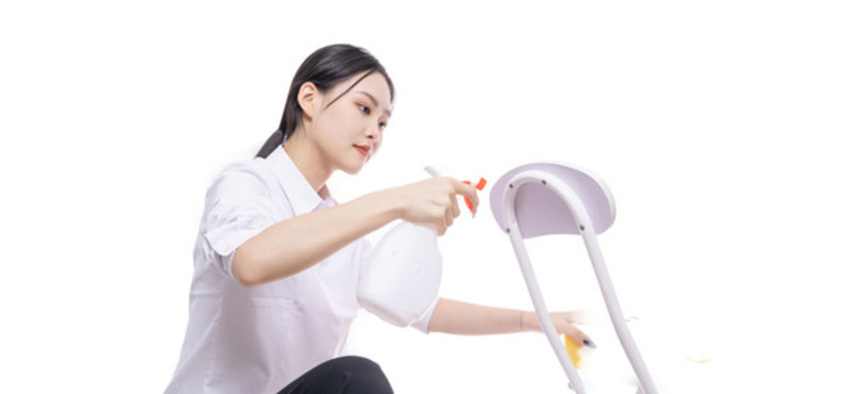 白色背景下女性打掃衛(wèi)生