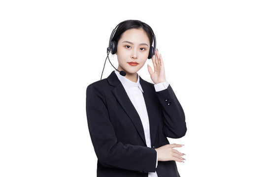 白色背景女性客服戴著耳麥