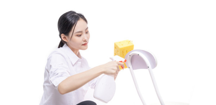 白色背景下女性打掃衛(wèi)生