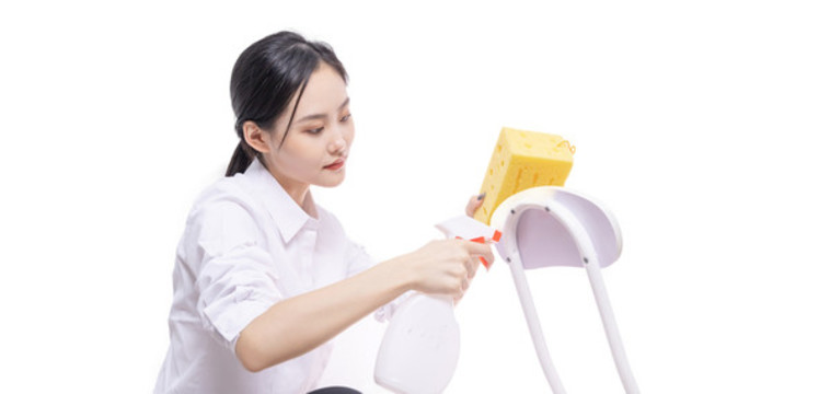 白色背景下女性打掃衛(wèi)生