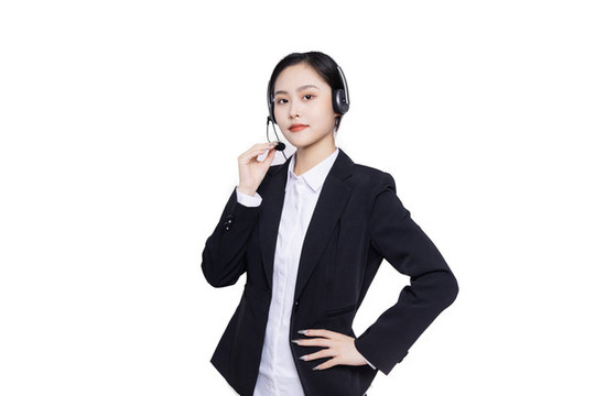 白色背景女性客服戴著耳麥