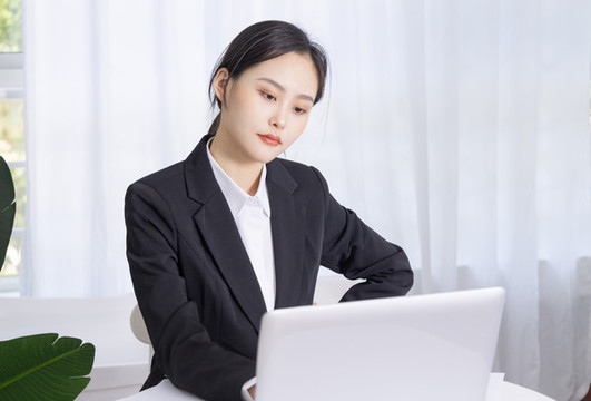 商務女性在電腦前工作