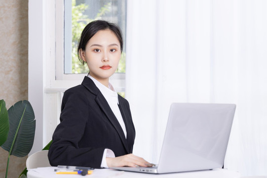 商務(wù)女性在電腦前工作
