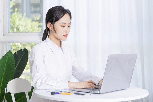 商務女性在電腦前辦公