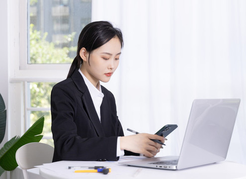 辦公室商務(wù)女性在電腦前辦公