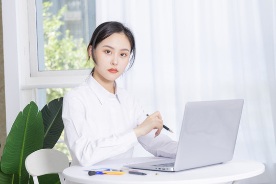 商務(wù)女性在電腦前辦公