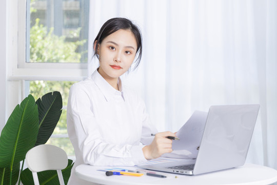 商務(wù)女性在電腦前辦公