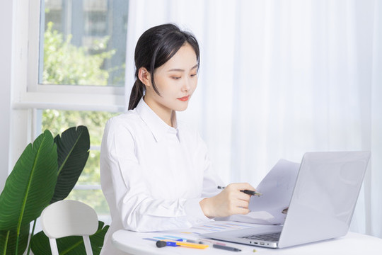 商務(wù)女性在電腦前辦公