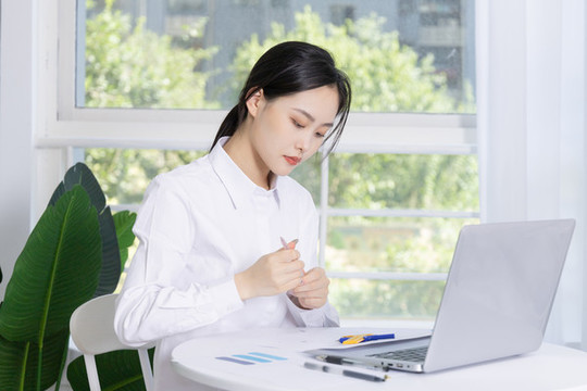 辦公室女性在電腦前辦公