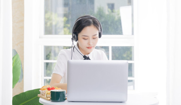 女性客服在電腦前打電話