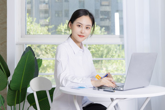 辦公室女性在電腦前辦公