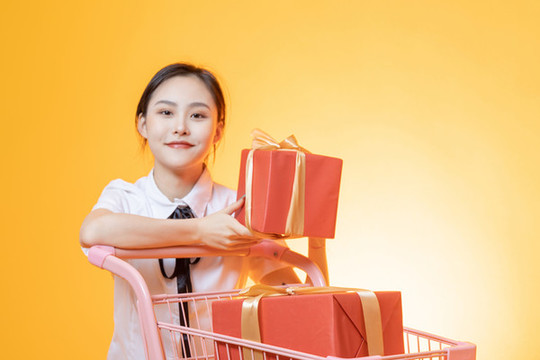 年輕女性推著購(gòu)物車購(gòu)物