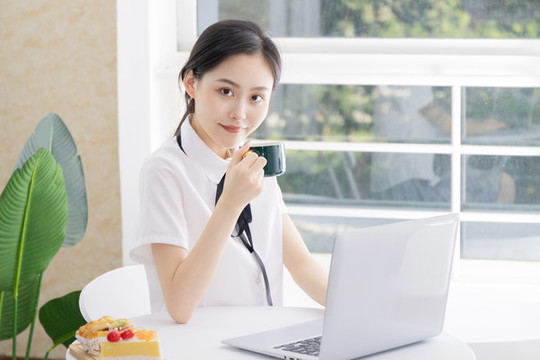 辦公室女性電腦前辦公