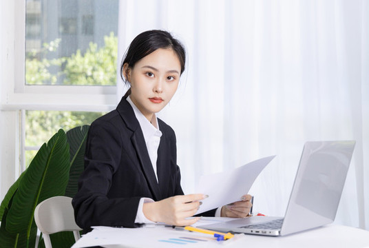 亞洲商務(wù)女性在電腦前辦公