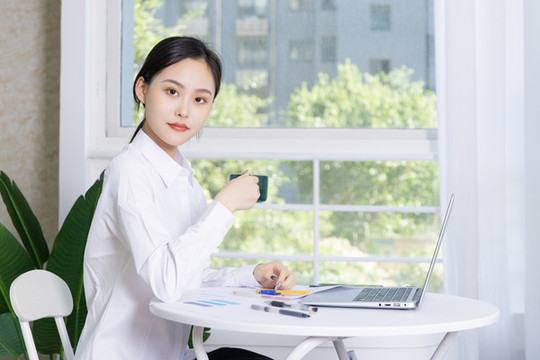 辦公室女性電腦前辦公