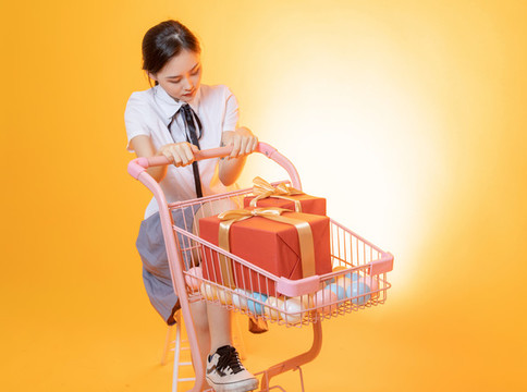 年輕女性推著購物車