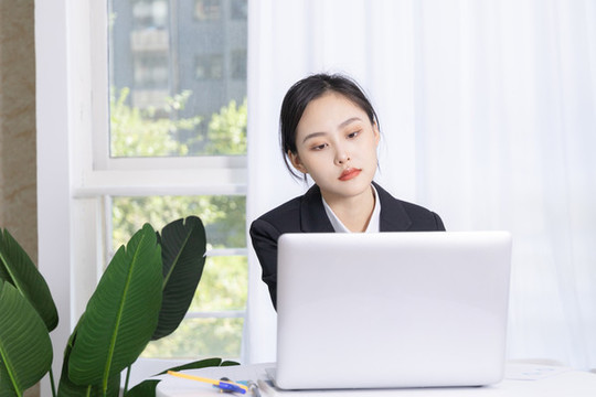 亞洲商務(wù)女性在電腦前辦公