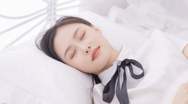 女性在床上躺著睡覺(jué)休息