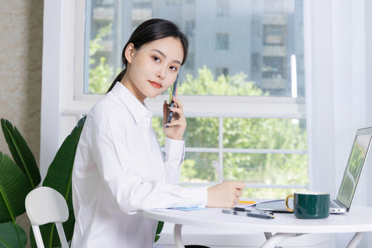 辦公室女性在電腦前工作