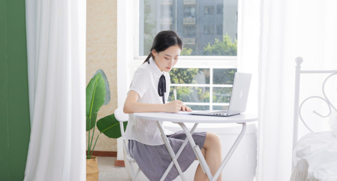 辦公室女性在電腦前工作