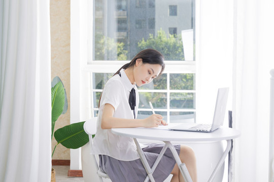 辦公室女性在電腦前工作