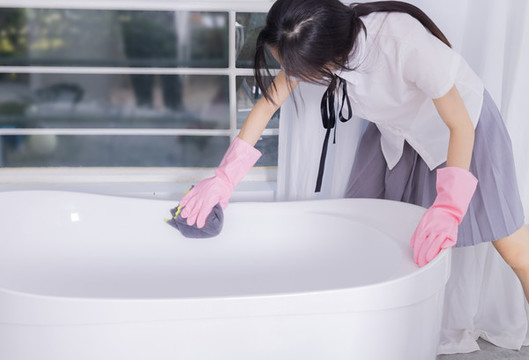 女性戴手套清洁浴缸打扫卫生