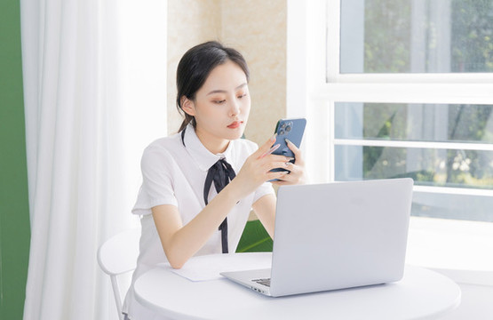 女性在辦公室電腦前辦公
