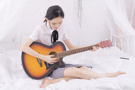 亞洲女性在床上彈彈吉