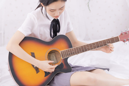 亞洲女性在床上彈彈吉