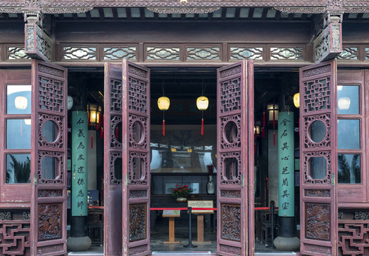 傳統(tǒng)建筑雕花實木門