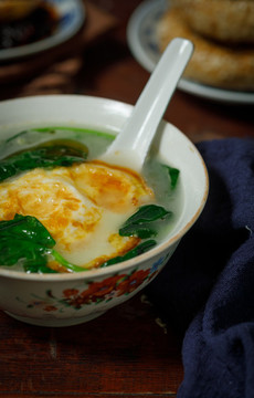 一碗美味的雞蛋菠菜湯