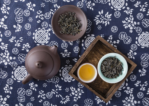 茶杯和茶葉茶具攝影圖