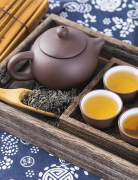 茶杯和茶葉茶具攝影圖