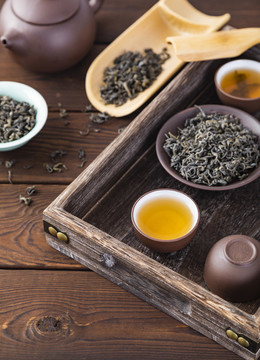 茶杯和茶葉茶具攝影圖