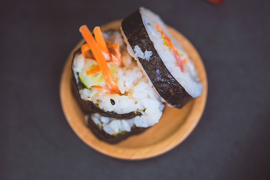 紫菜包飯?zhí)貙懳⒕鄨D