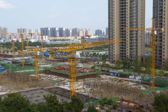 建筑工地吊車林立